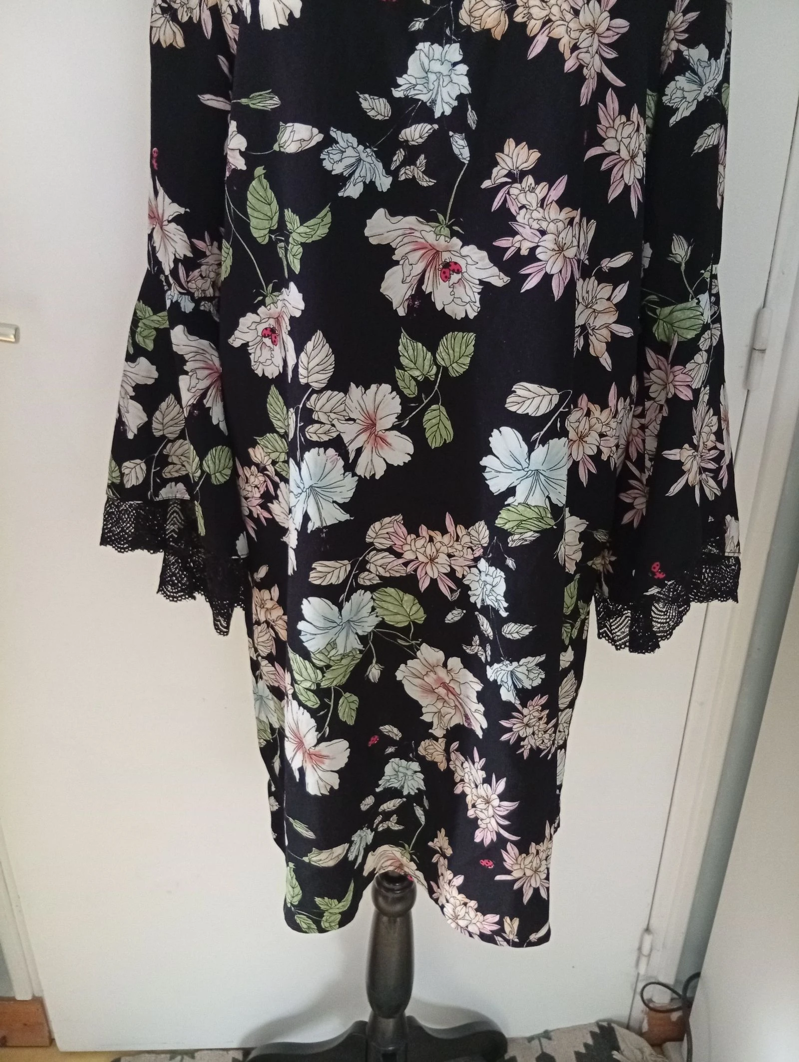 Vestido floral corte recto acabado de encaje en las mangas – photo 2